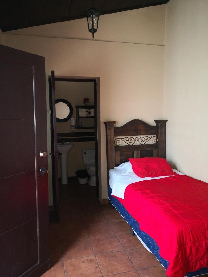 Hotel San Judas Tadeo Garden Антигуа-Гватемала Экстерьер фото